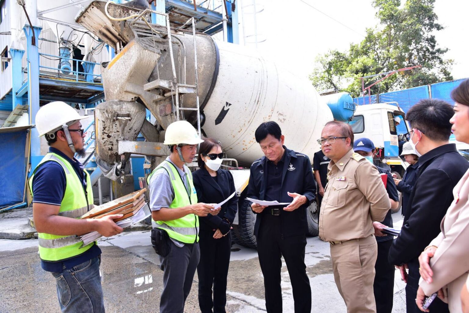 บุกหนองจอก! สั่งเข้มโรงปูนคุมฝุ่น PM2.5 ดันแยกขยะจ่าย 20 บาท–เปิดสวนใหม่กลางชุมชน